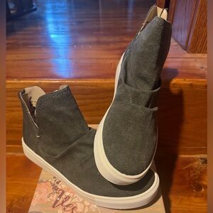 Very G Colty Sneaker Bootie in color Khaki Size 11 NWT